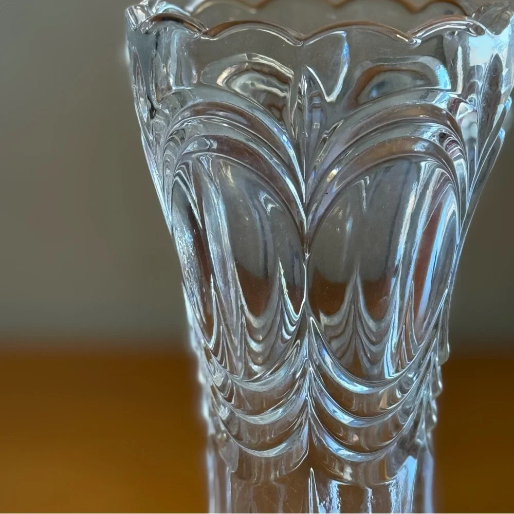 Vintage lead Crystal scalloped edge flower vase‎